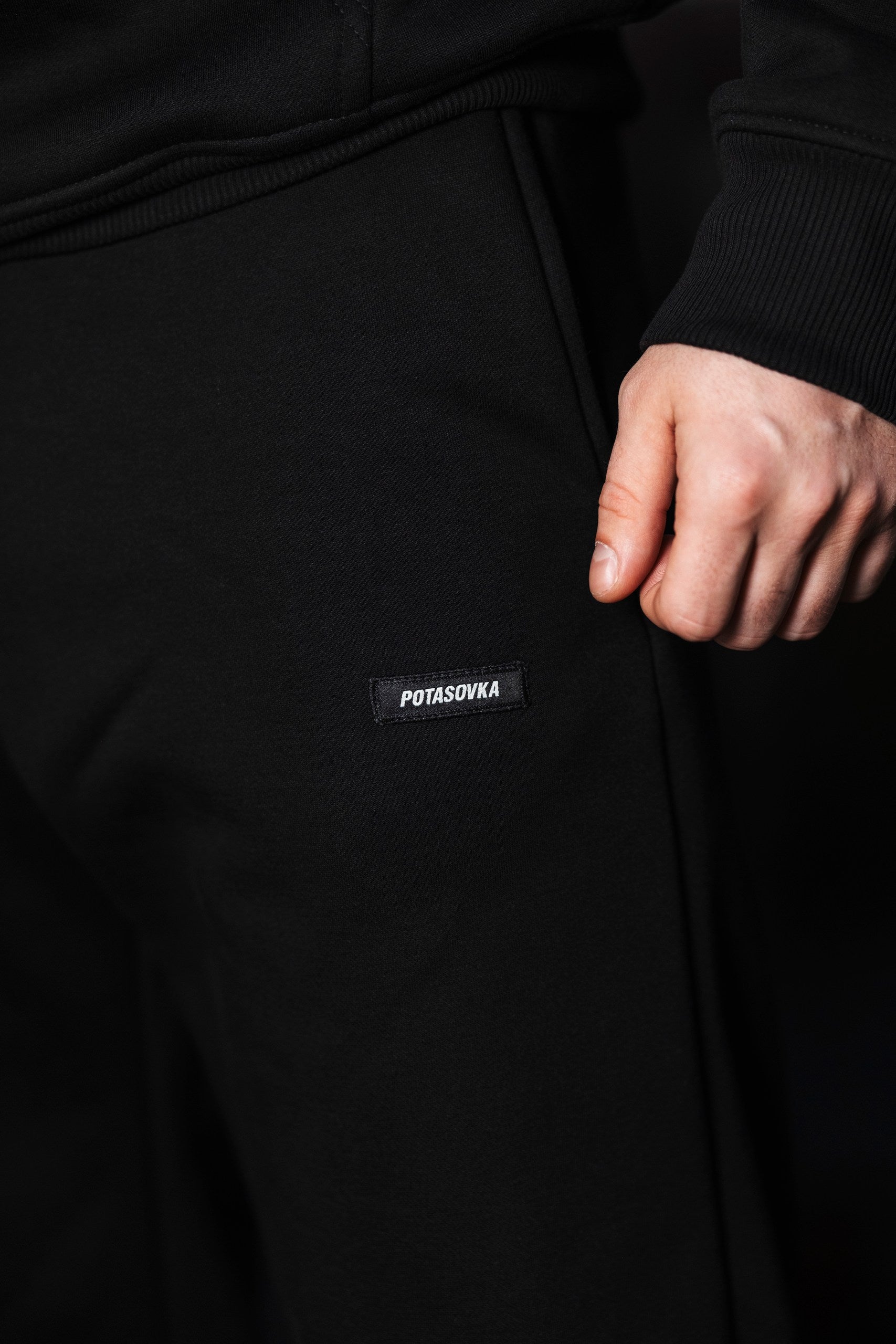 BLACK FLEECE TRACKSUIT LOGO 2.0