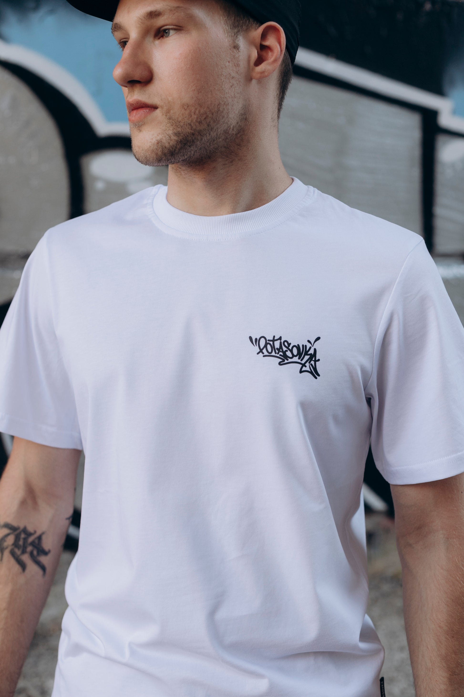 T-SHIRT GRAFFITI TAG WHITE